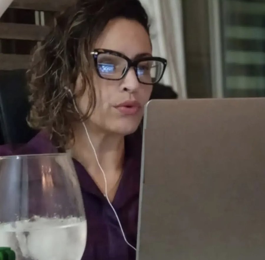 Dra. Bárbara Lenza Lana ao computador